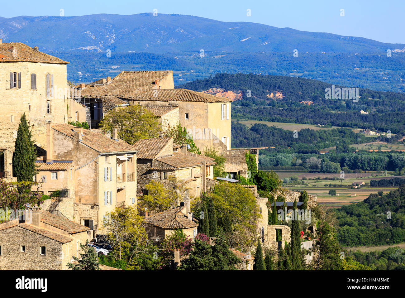 Le beau village perché de Gordes, le Luberon, Provence, France avec vue sur campagne environnante Banque D'Images