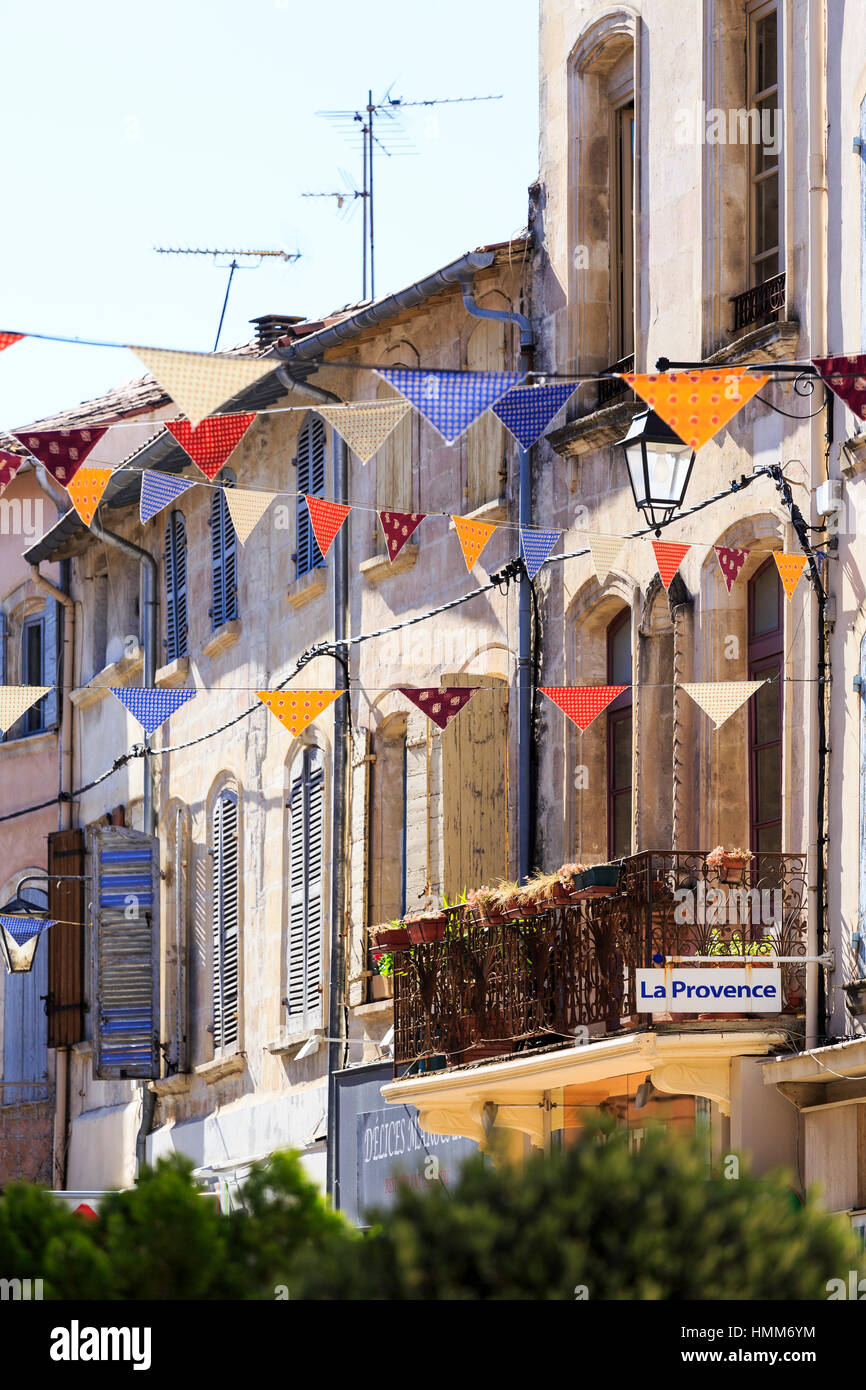 Rue Tarascon colorés avec des volets bleus et multicolore bunting, Provence, France Banque D'Images