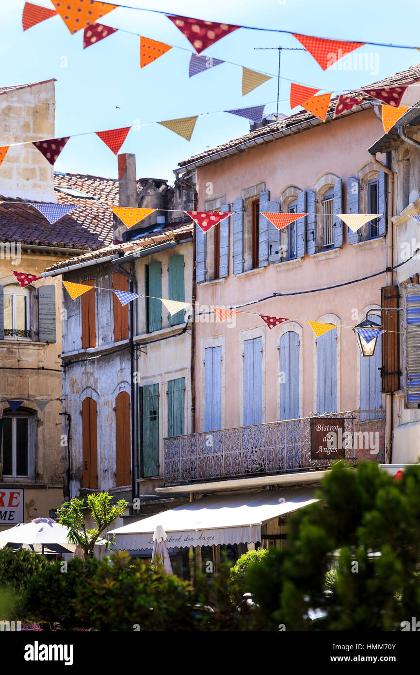 Rue Tarascon colorés avec des volets bleus et multicolore bunting, Provence, France Banque D'Images