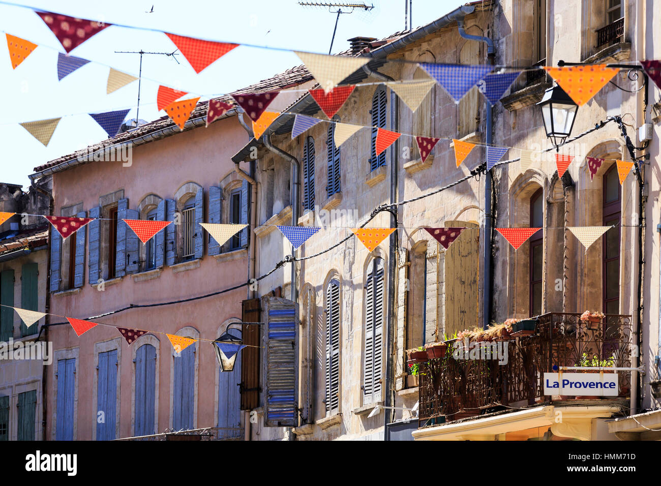 Rue Tarascon colorés avec des volets bleus et multicolore bunting, Provence, France Banque D'Images