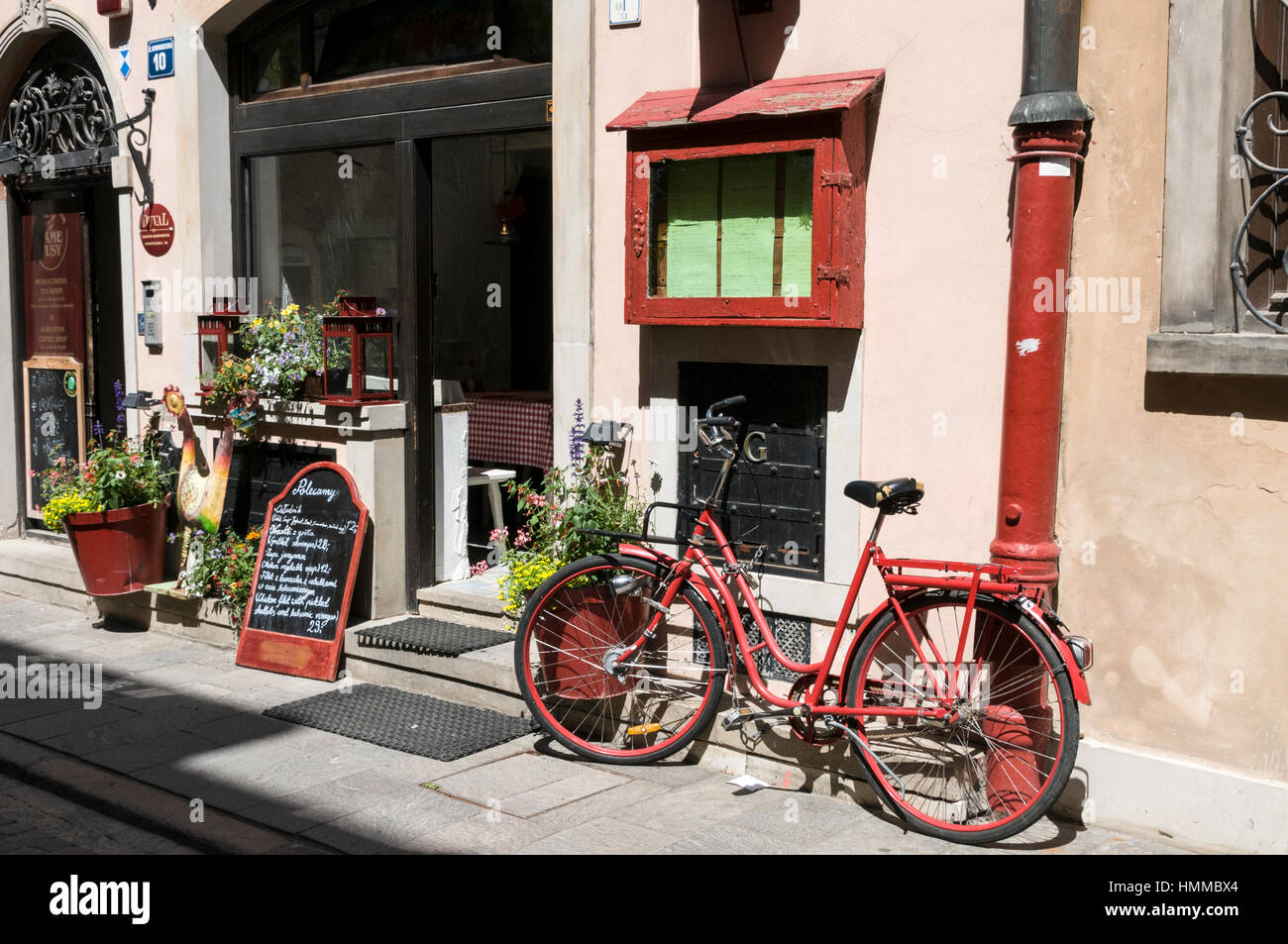 Un restaurant avec une chaîne de vélo rouge dans ulica Nowomiejska Freta dans la vieille ville de Varsovie, Varsovie, Pologne. Banque D'Images