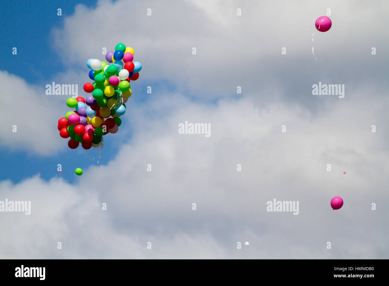 De nombreux baloons lumineux dans le ciel bleu Banque D'Images