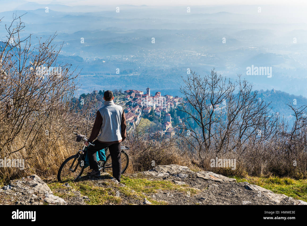 Biker avec vtt, mtb, au-dessus du petit village de Sacro Monte de Varese a également appelé Santa Maria del Monte, Italie Banque D'Images