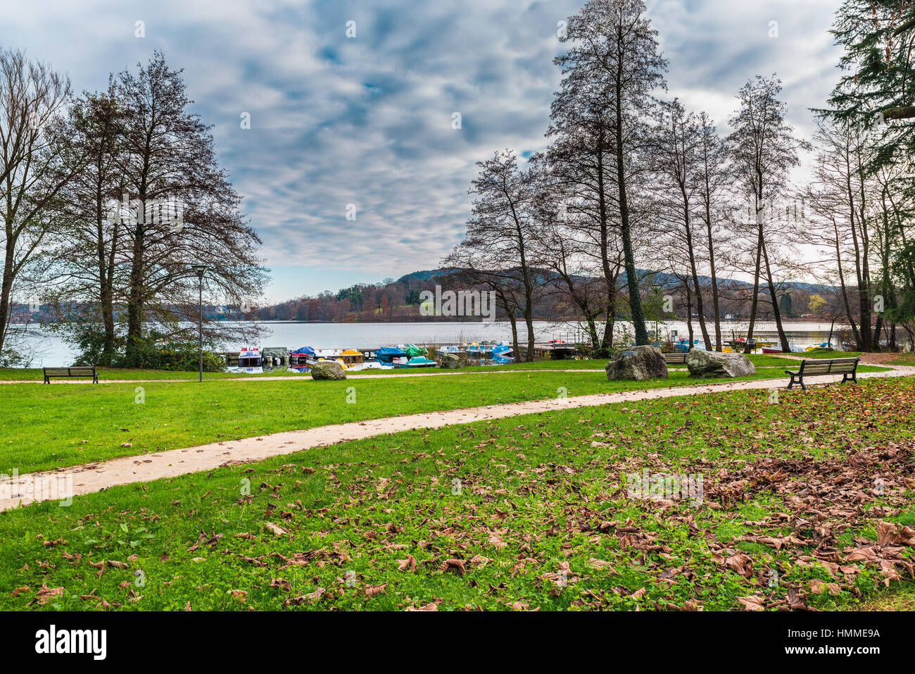 Lac Monate depuis le petit village de Torre Annunziata, province de Varese, Italie. Parc public avec des installations récréatives Banque D'Images