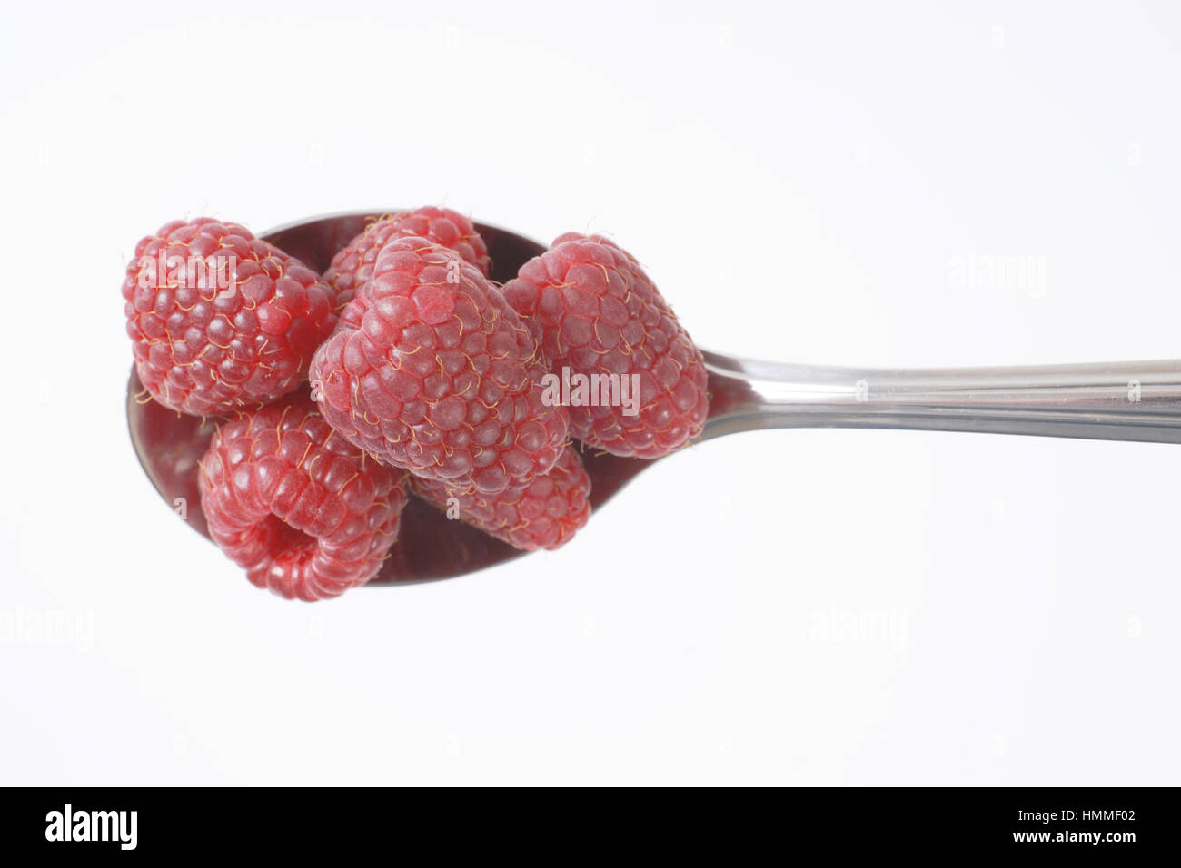 Cuillère de framboises fraîches sur fond blanc Banque D'Images