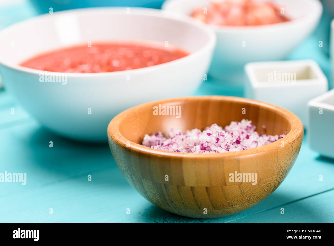 Oignon rouge haché et ingrédients alimentaires sur Turquoise Table de cuisine Banque D'Images