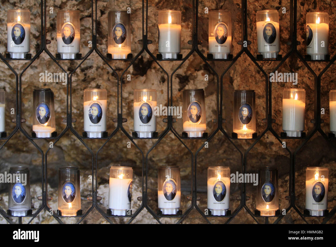 Lumignons. Bernadette Soubirous. La Grotte de Lourdes. Couvent Saint-Gildard. Nevers. La France. Banque D'Images