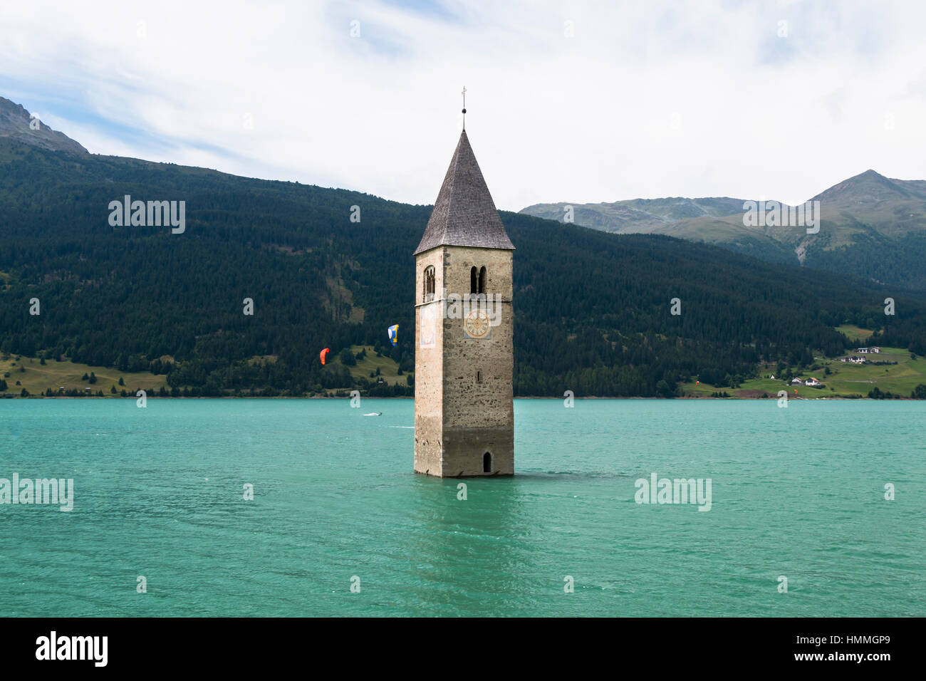 Le Vieux clocher de l'église de Reschen qui dépasse de la lac réservoir, Italie Reschen Banque D'Images