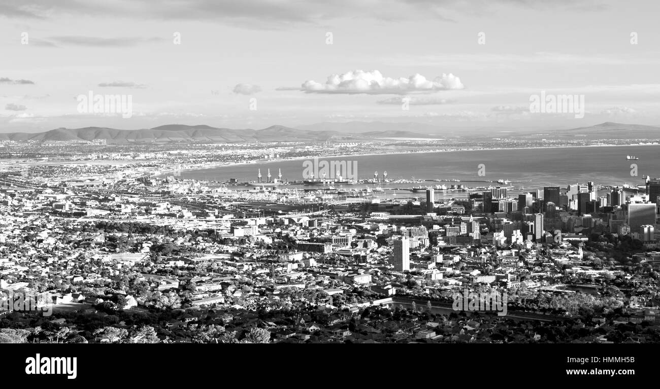 En Afrique du Sud Cape town city skyline de Table Mountain et l'océan ciel house Banque D'Images