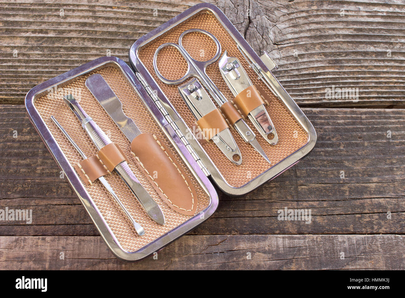 Outils d'un manucure sur fond de bois Banque D'Images