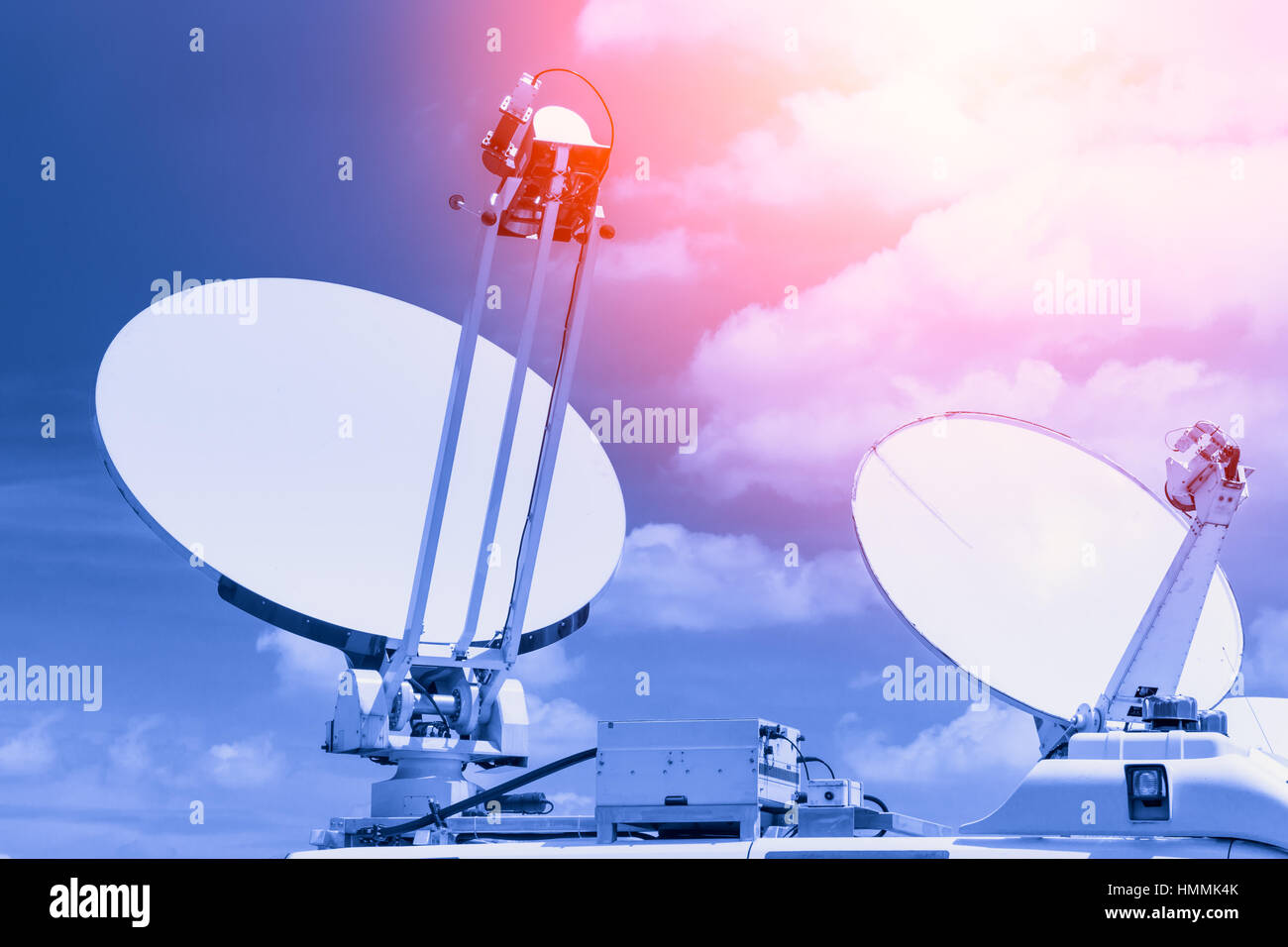 Antenne satellite mobile, radiodiffusion multimédia numérique et à la communication de données concept. Banque D'Images