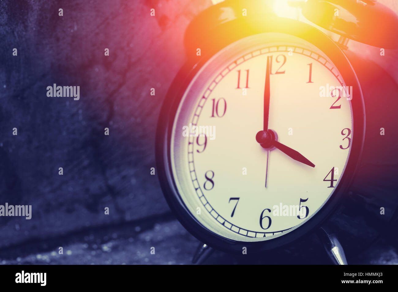 4 o'clock vintage réveil au ton de couleur sombre avec la lumière du soleil  temps mémoire concept Photo Stock - Alamy