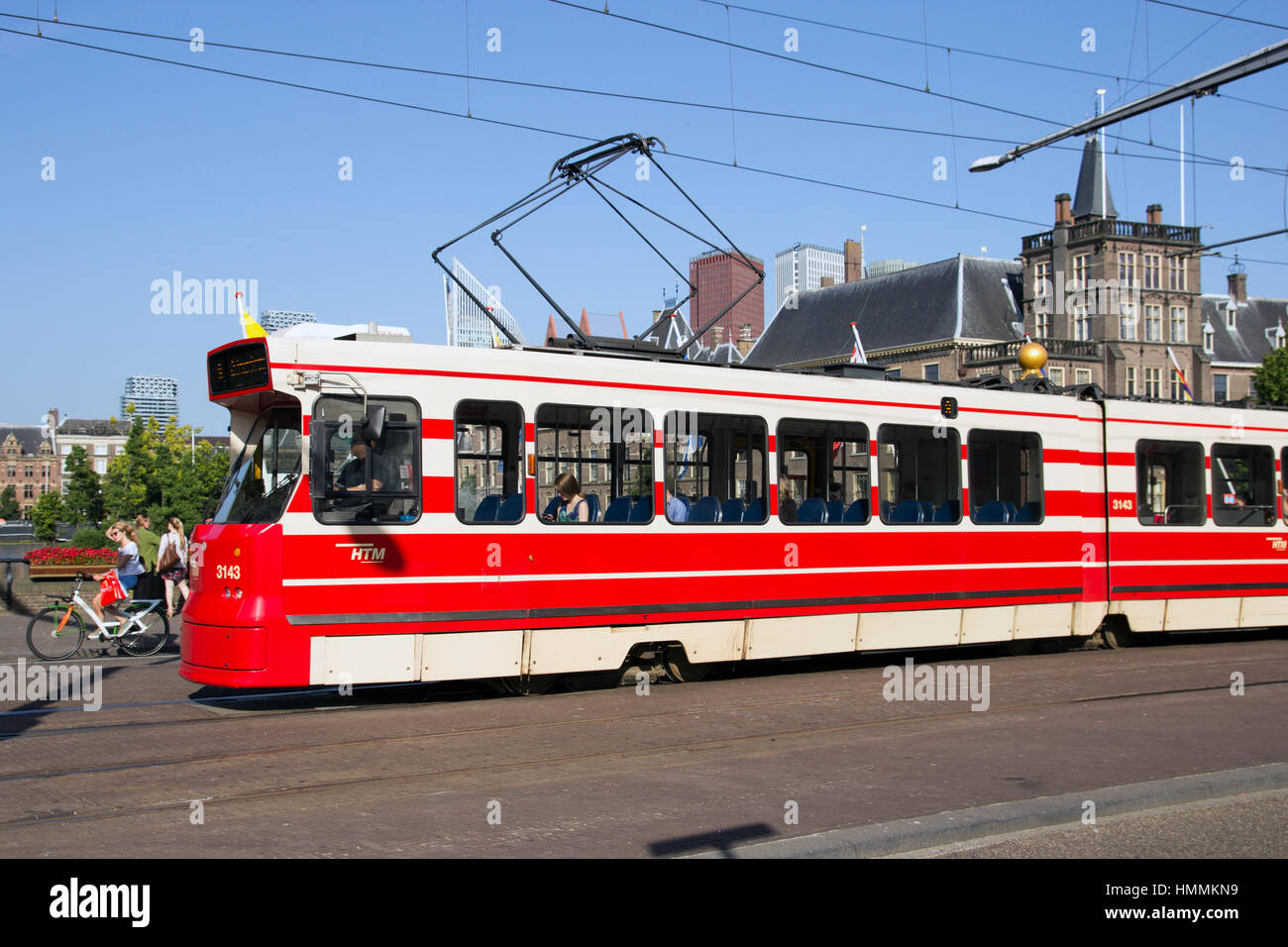 La Haye, Pays-Bas - le 18 juillet : le tram en face de l'édifice du parlement néerlandais le 18 juillet 2013 à La Haye, aux Pays-Bas. Le réseau de tramway est partie Banque D'Images