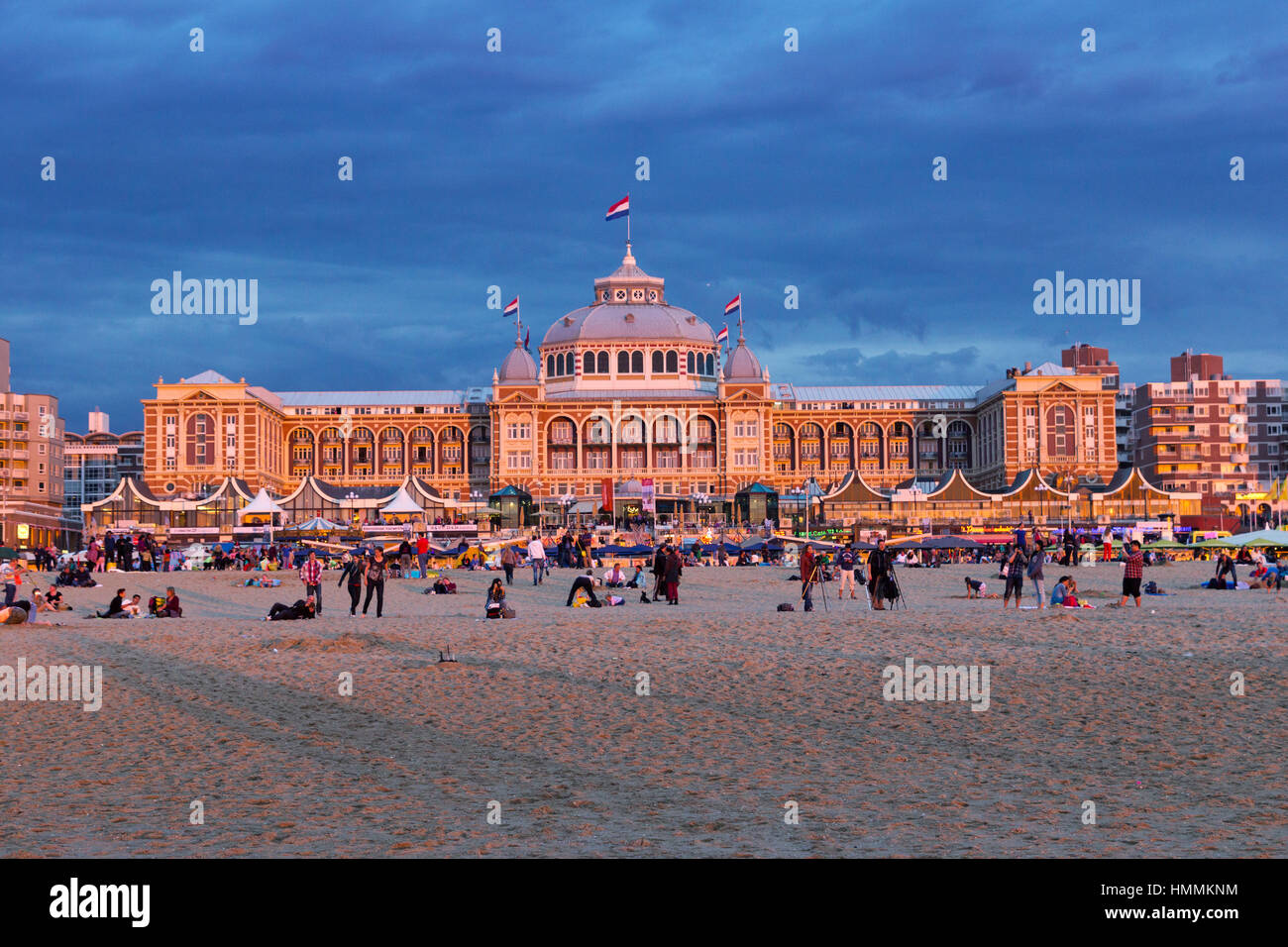 La Haye, Pays-Bas - 19 AOÛT 16 : plage de Scheveningen et de l'hôtel Kurhaus au coucher du soleil le 16 août 2013, à La Haye, Pays-Bas Banque D'Images