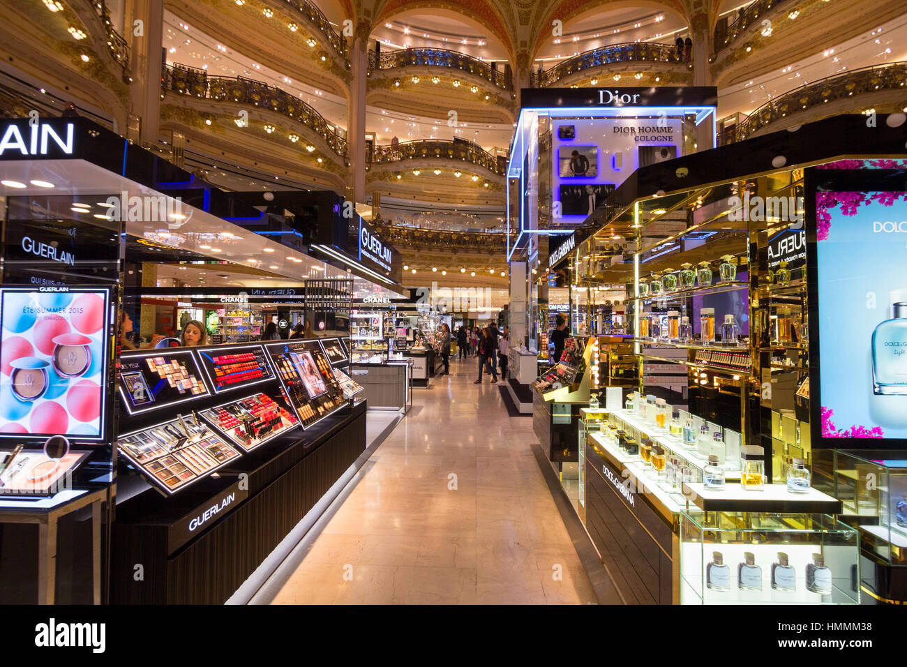 PARIS, FRANCE - Le 18 juin 2015 : l'intérieur des Galeries Lafayette à Paris. L'architecte Georges Chedanne a conçu le magasin où un verre Art Nouveau Banque D'Images