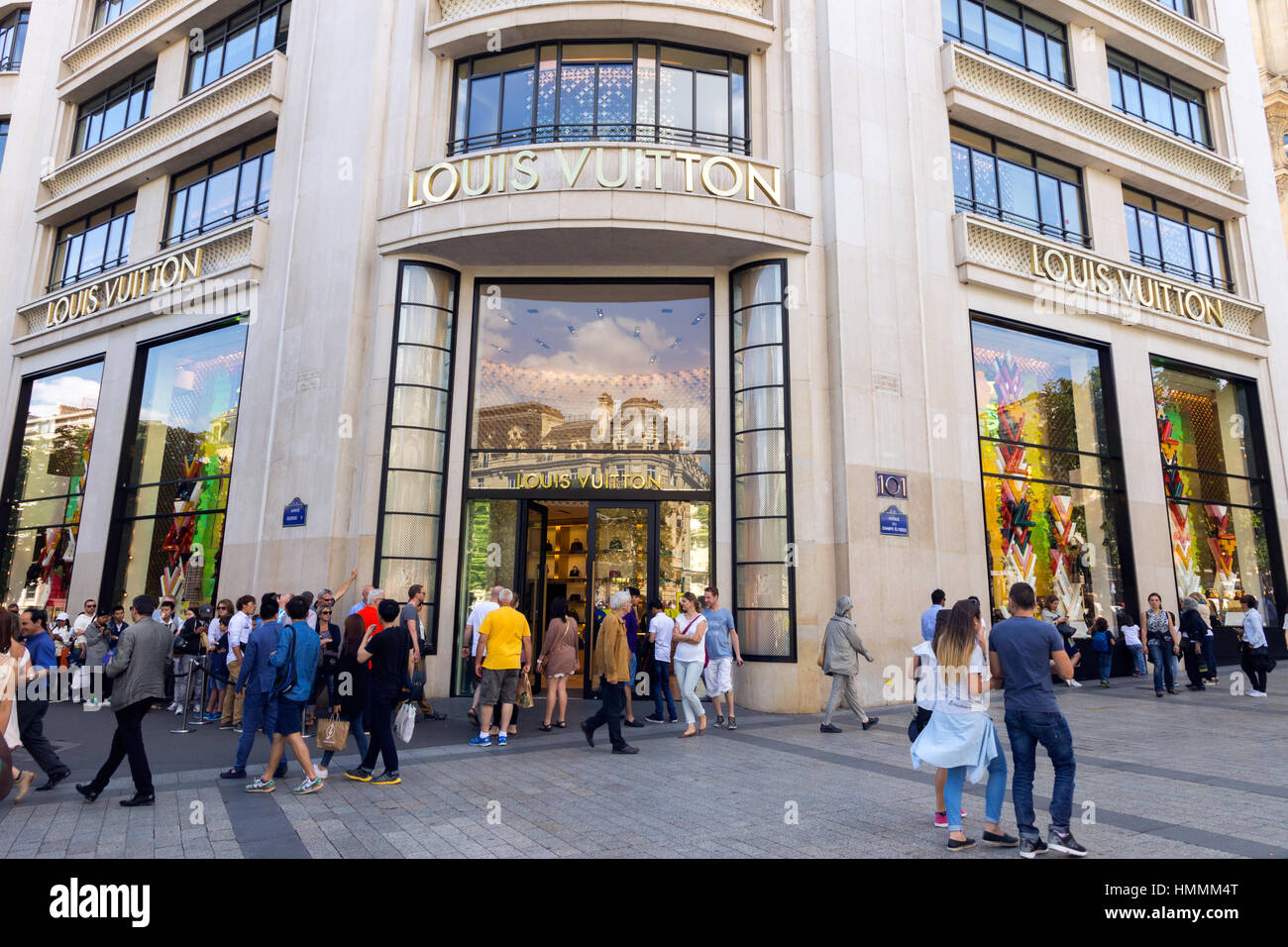 PARIS, FRANCE - 19 juin 2015 : Louis Vuitton des passants sur les Champs Elysées. Banque D'Images