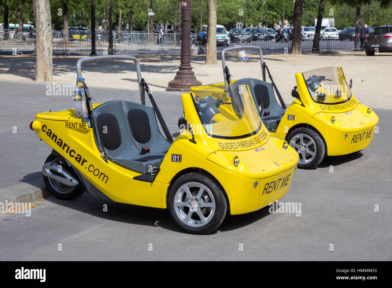PARIS - JUN 19, 2015 : Petite voiture décapotable à deux places avec un système audio-guidée pour louer aux touristes dans Paris. Ces véhicules dans Canaricar dur Banque D'Images