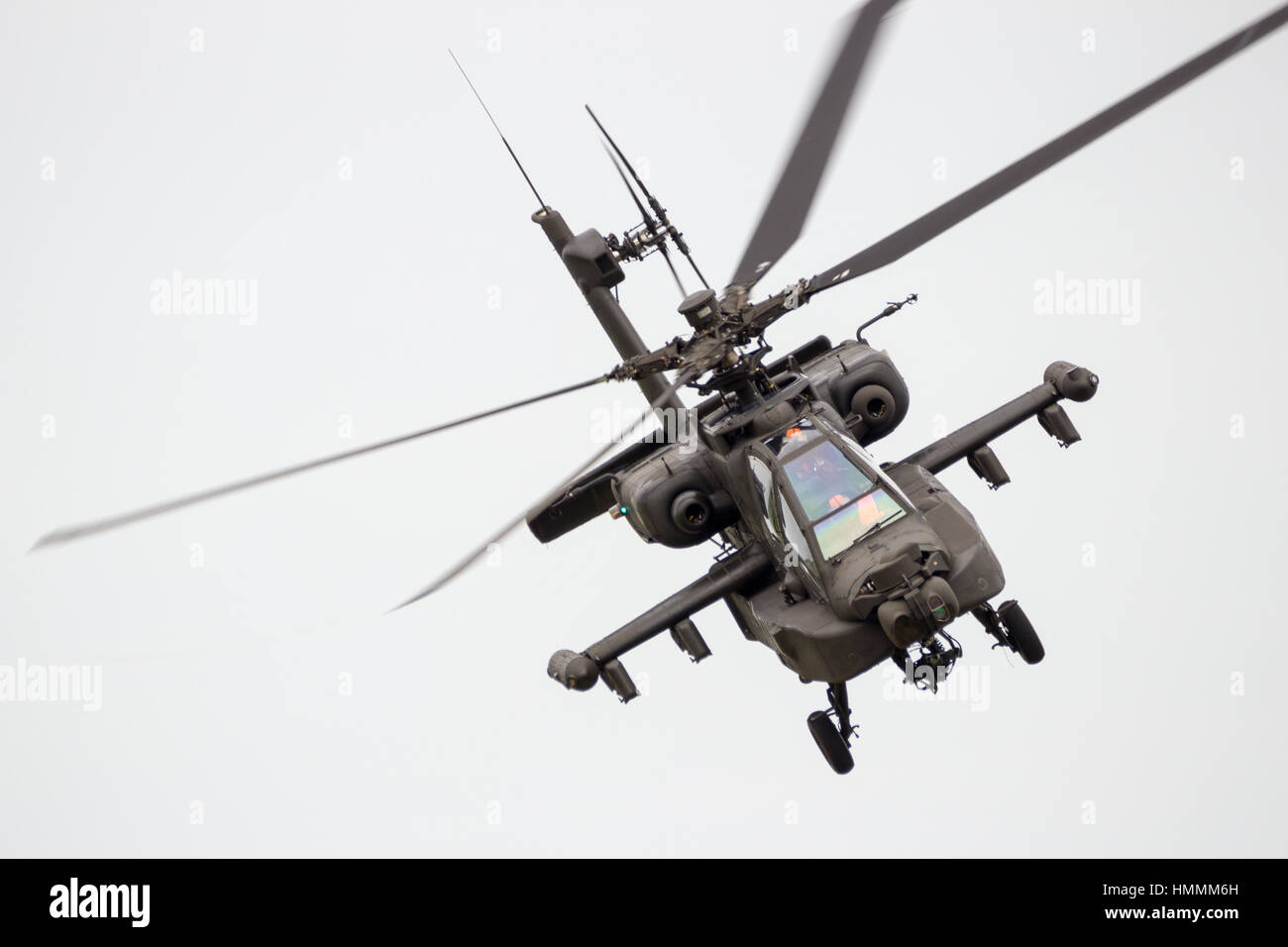 LEEUWARDEN, Pays-Bas - JUN 10, 2016 : Boeing AH-64 Apache hélicoptère volant attaque une démo au cours de la Royal Netherlands Air Force Jours Banque D'Images