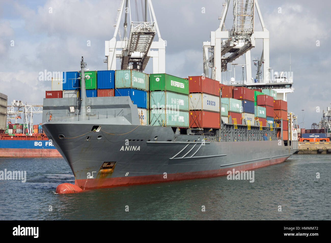 ROTTERDAM, Pays-Bas - SEP 3, 2016 : Anina laissant l'ECT terminal à conteneurs du port de Rotterdam. Banque D'Images ROTTERDAM, Pays-Bas - SEP 3, 2016 : Anina laissant l'ECT terminal à conteneurs du port de Rotterdam. Banque D'Images
