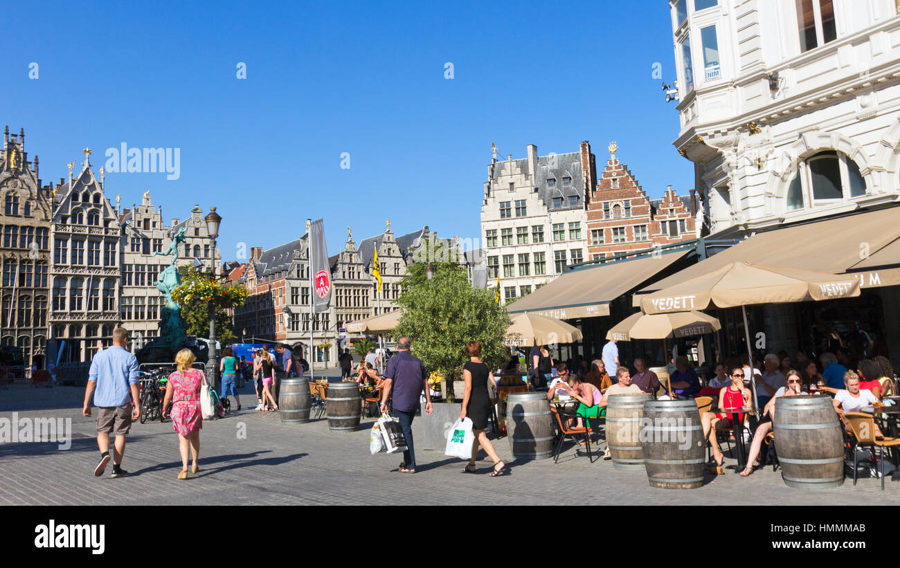 Anvers - Le 9 juillet : les gens sur la Grote-Markt dans le centre historique le 9 juillet 2013 à Anvers, Belgique. Anvers est la deuxième plus grande ville de Belgiu Banque D'Images