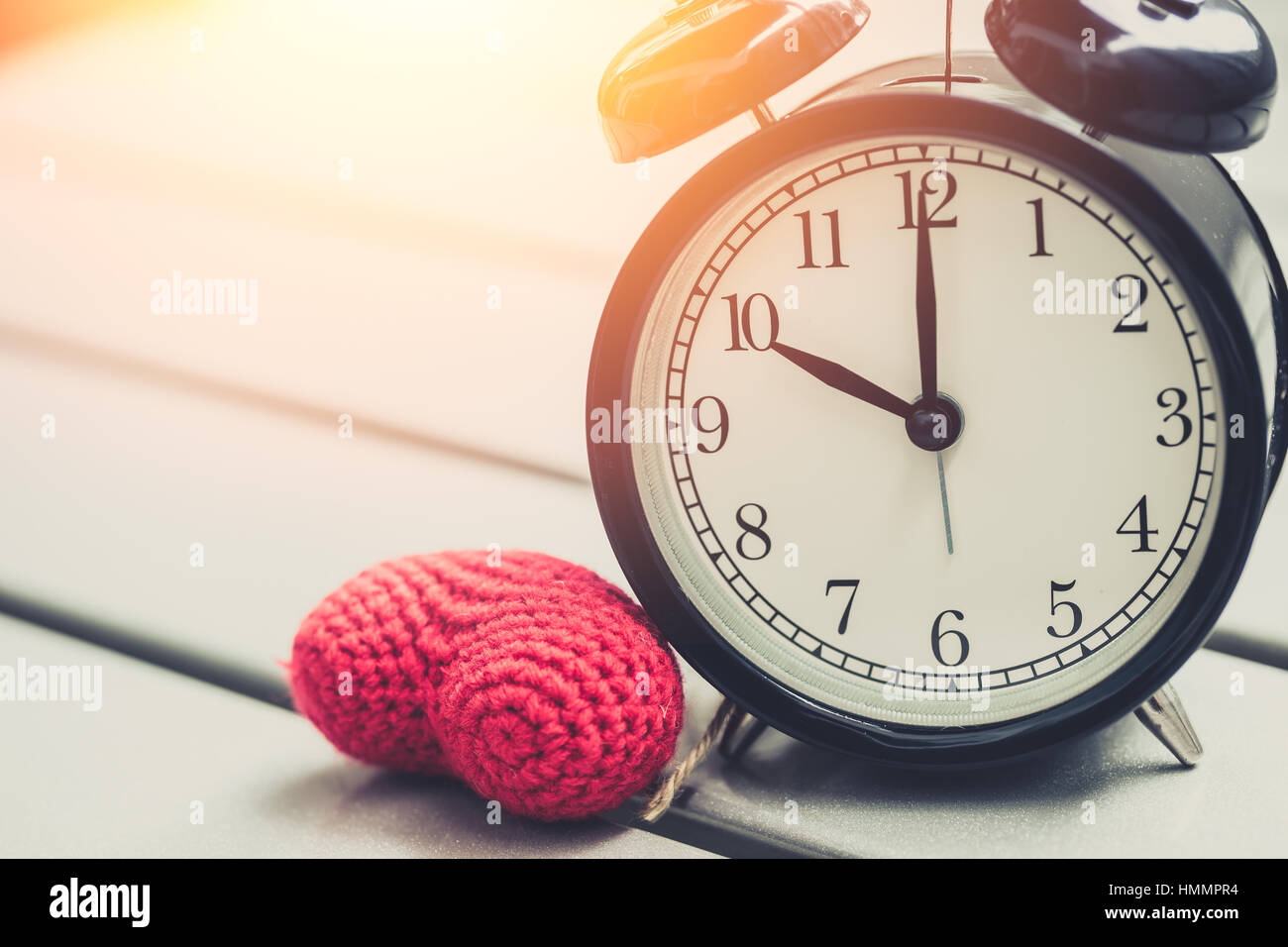 10 heures de retro vintage horloge avec coeur rouge et la lumière du soleil  matin, aimant de mémoire et de temps temps Photo Stock - Alamy