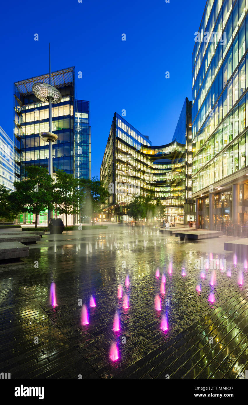 Londres - le 20 août : vue de la nuit de plusieurs bâtiments en verre moderne près de City Hall de Londres avec le bleu ciel de nuit et quelques fontaines le 20 août 2013 Banque D'Images