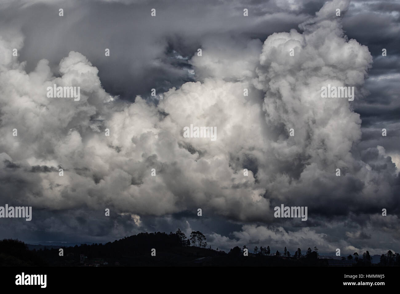 Des nuages dans la saison des pluies sur la zone de Colombie Medellin Banque D'Images