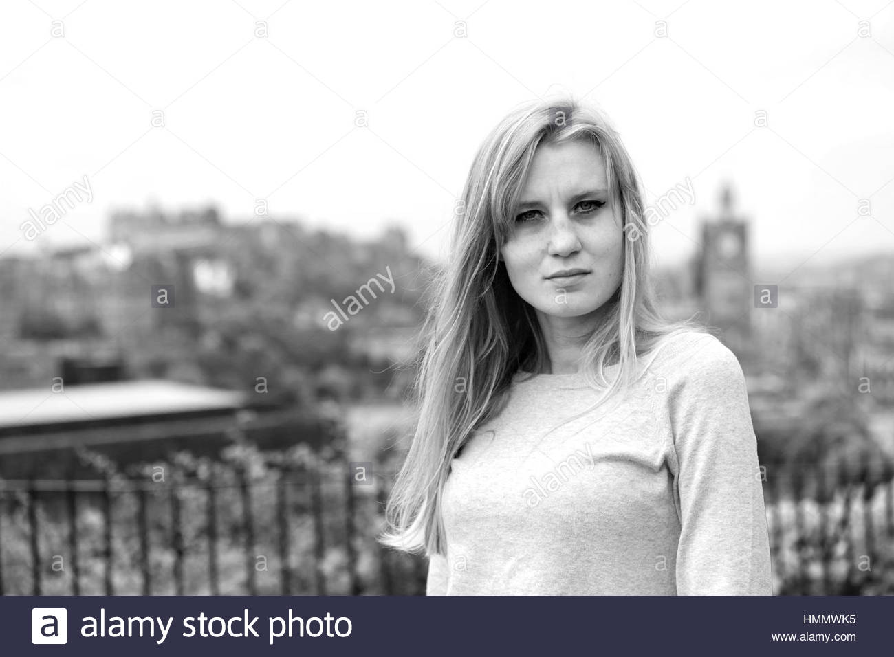 Femme sensuelle, Calton Hill, Édimbourg Banque D'Images