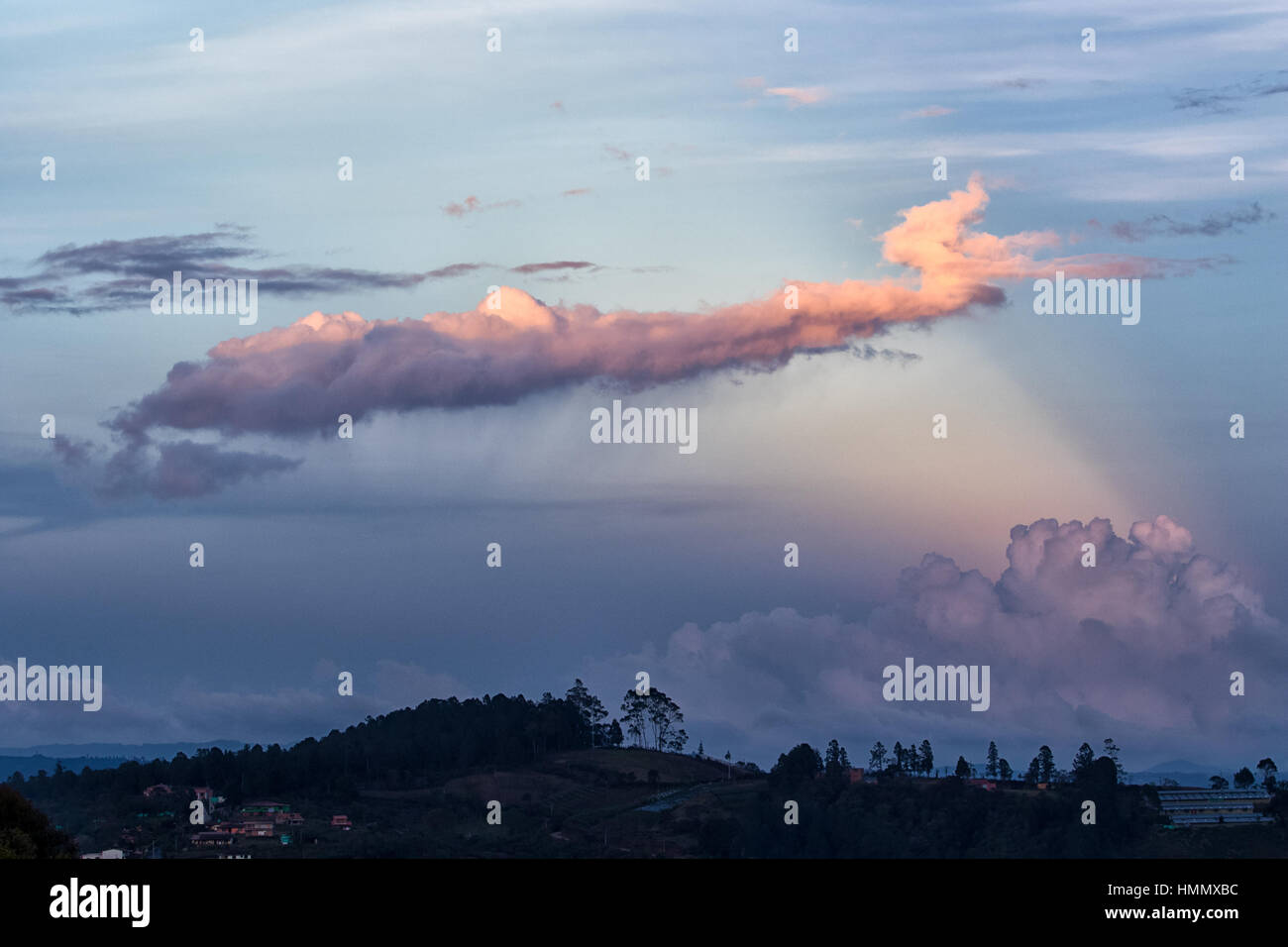 Les formations nuageuses avec coucher du soleil la lumière dans la vallée de Medellin Colombie Amérique du Sud, au-dessus, l'air, paysage, nature Banque D'Images