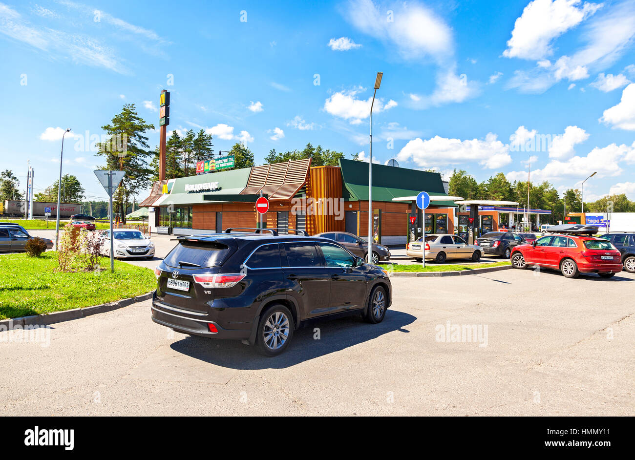 Région de Tver, Russie - le 26 juin 2016 : McDonald's restaurant fast food à l'autoroute Moscou - Saint-Pétersbourg. McDonald's est la plus grande chaîne du monde o Banque D'Images