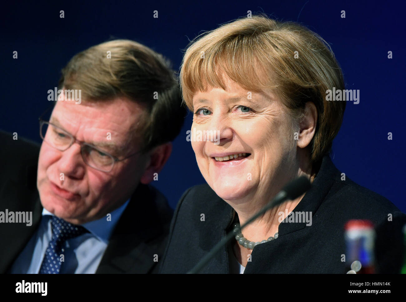 Neumünster, Allemagne. Le 04 février, 2017. La chancelière allemande Angela Merkel (CDU) donne un discours lors de la convention régionale CDU à Neumuenster, Allemagne, 04 février 2017. La sélection du chef de l'État partie comme candidat à la prochaine élection fédérale, ainsi que d'autres questions ont été discutées lors de la convention. Photo : Carsten Rehder/dpa/Alamy Live News Banque D'Images