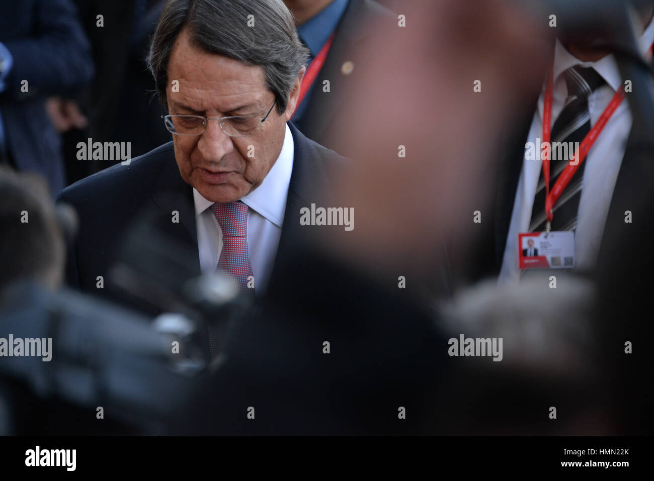La Valette, Malte. 3 Février, 2017. Le président de Chypre Nicos Anastasiades arrive à un sommet du Conseil européen à La Valette, Malte, le vendredi, 3 février 2017. Un flux continu de migrants en provenance du Moyen-Orient et d'Afrique fait pression sur le Conseil européen d'agir avec certains appelant à la coopération avec le gouvernement libyen pour endiguer le flux de migrants le long de la route de la Méditerranée centrale. Credit : Kendall Gilbert/Alamy Live News Banque D'Images