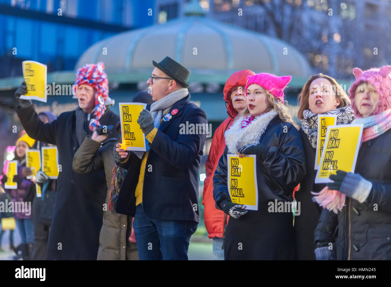 New York, USA. 4 Février, 2017. Les manifestants se rassembleront à Union Square Park à New York, le vendredi 3 février 2017 pour montrer leur mécontentement avec le Président Donald Trump's les décrets concernant l'interdiction des musulmans qui entrent dans le pays et ses plans pour construire un mur entre les États-Unis et le Mexique. L'action, organisée par Amnesty International, le groupe s'aligner et former un "mur humain' dans le parc comme ils ont scandé et tenu des signes. (© Richard B. Levine) Crédit : Richard Levine/Alamy Live News Banque D'Images