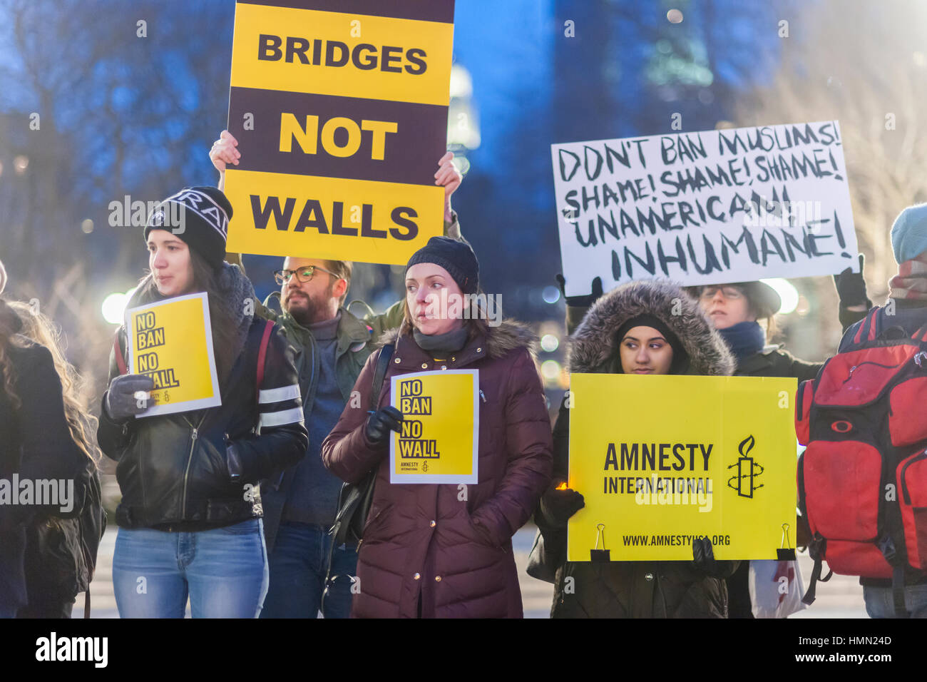 New York, USA. 4 Février, 2017. Les manifestants se rassembleront à Union Square Park à New York, le vendredi 3 février 2017 pour montrer leur mécontentement avec le Président Donald Trump's les décrets concernant l'interdiction des musulmans qui entrent dans le pays et ses plans pour construire un mur entre les États-Unis et le Mexique. L'action, organisée par Amnesty International, le groupe s'aligner et former un "mur humain' dans le parc comme ils ont scandé et tenu des signes. (© Richard B. Levine) Crédit : Richard Levine/Alamy Live News Banque D'Images