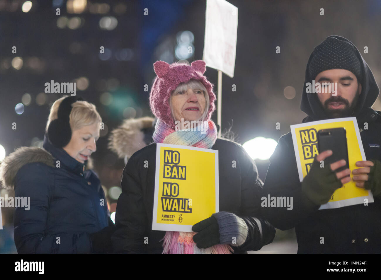 New York, USA. 4 Février, 2017. Les manifestants se rassembleront à Union Square Park à New York, le vendredi 3 février 2017 pour montrer leur mécontentement avec le Président Donald Trump's les décrets concernant l'interdiction des musulmans qui entrent dans le pays et ses plans pour construire un mur entre les États-Unis et le Mexique. L'action, organisée par Amnesty International, le groupe s'aligner et former un "mur humain' dans le parc comme ils ont scandé et tenu des signes. (© Richard B. Levine) Crédit : Richard Levine/Alamy Live News Banque D'Images