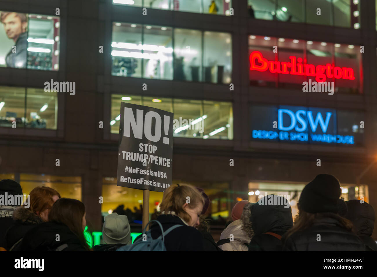 New York, USA. 4 Février, 2017. Les manifestants se rassembleront à Union Square Park à New York, le vendredi 3 février 2017 pour montrer leur mécontentement avec le Président Donald Trump's les décrets concernant l'interdiction des musulmans qui entrent dans le pays et ses plans pour construire un mur entre les États-Unis et le Mexique. L'action, organisée par Amnesty International, le groupe s'aligner et former un "mur humain' dans le parc comme ils ont scandé et tenu des signes. (© Richard B. Levine) Crédit : Richard Levine/Alamy Live News Banque D'Images