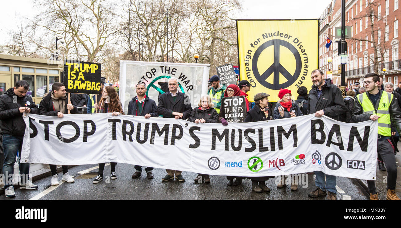 Londres, Royaume-Uni. 4 Février, 2017. Des milliers ont défilé à Londres, à partir de l'ambassade américaine à Grosvenor Square à Downing Street sur Whitehall, pour protester contre Donald Trumps nouveaux anti-musulmans les politiques d'immigration et Theresa May's collusion avec lui. David Rowe/ Alamy Live News Banque D'Images