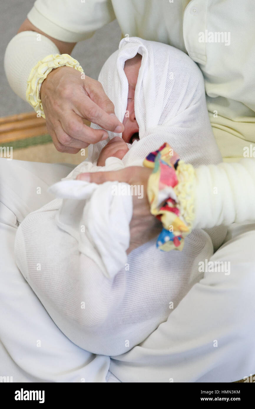 Tokyo Japon 4 Fevrier 17 Un Therapeute Encapsule Un Bebe En Tissu Dans Une Pratique Connue Sous Le Ohinamaki Le 4 Fevrier 17 Tokyo Japon Enveloppez Les Parents Leurs Bebes Pour Leur Tokyo Japon 4 Fevrier 17 Un Therapeute Encapsule Un Bebe En Tissu Dans Une Pratique Connue Sous Le Ohinamaki Le 4 Fevrier 17 Tokyo Japon Enveloppez Les Parents Leurs Bebes Pour Leur