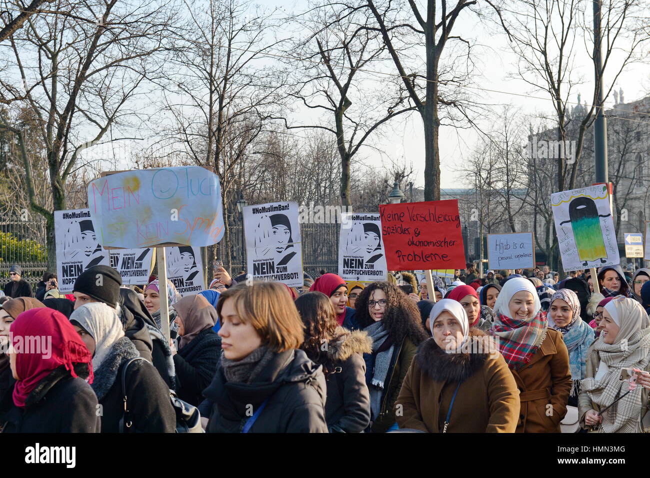 Wien, Autriche. 04 février 2017. AUTRICHE, Vienne: Manifestation MuslimBanAustria à Vienne. Bien plus qu'une « interdiction du foulard » ! Cette manifestation ne concerne pas seulement l'interdiction du foulard, mais aussi les droits de l'homme et des minorités, la lutte contre la discrimination, l'égalité des droits et surtout le droit des femmes à l'autodétermination. Cette manifestation a été organisée par: Réseau de la société civile musulmane, documentaire pour les musulmans et Conseil de la jeunesse de la Communauté religieuse islamique à Vienne. Signes avec l'inscription « non à l'interdiction du foulard ». ©Franz PERC/Alay Live News Banque D'Images