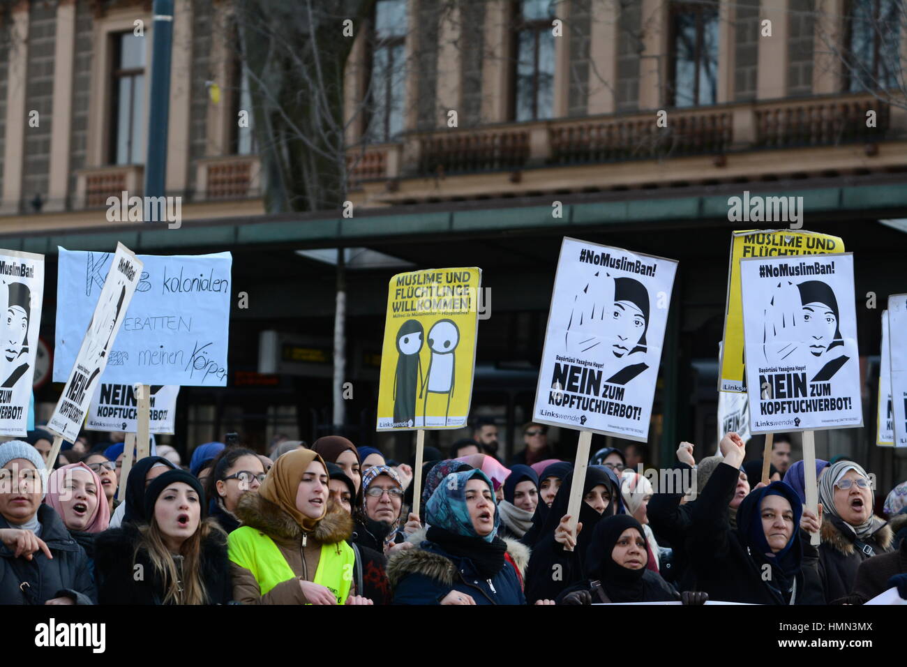 Wien, Autriche. 04 février 2017. AUTRICHE, Vienne: Manifestation MuslimBanAustria à Vienne. Bien plus qu'une « interdiction du foulard » ! Cette manifestation ne concerne pas seulement l'interdiction du foulard, mais aussi les droits de l'homme et des minorités, la lutte contre la discrimination, l'égalité des droits et surtout le droit des femmes à l'autodétermination. Cette manifestation a été organisée par: Réseau de la société civile musulmane, documentaire pour les musulmans et Conseil de la jeunesse de la Communauté religieuse islamique à Vienne. Signes avec l'inscription « non à l'interdiction du foulard ». ©Franz PERC/Alay Live News Banque D'Images