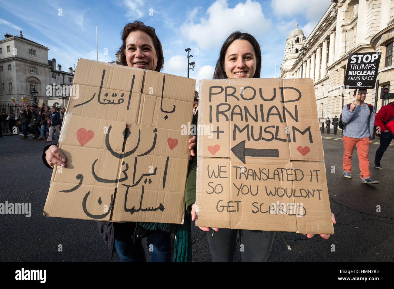 Londres, Royaume-Uni. 4 Février, 2017. Trump 'Stop' Interdiction musulmane de milliers de supporters mars et démontrer dans le centre de Londres avec des plaques anti-Trump et humoristique des slogans contre le président américain, Donald Trump a récemment arrêté limitant sept pays à majorité musulmane, l'entrée aux États-Unis. © Guy Josse/Alamy Live News Banque D'Images