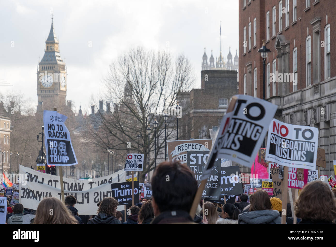 Londres, Royaume-Uni. 4 Février, 2017. Des milliers de manifestants mars entre l'ambassade américaine à Grosvenor Square, à Downing Street, pour protester contre la controversée Donald Trump Crédit : interdiction de voyager adrian mabe/Alamy Live News Banque D'Images