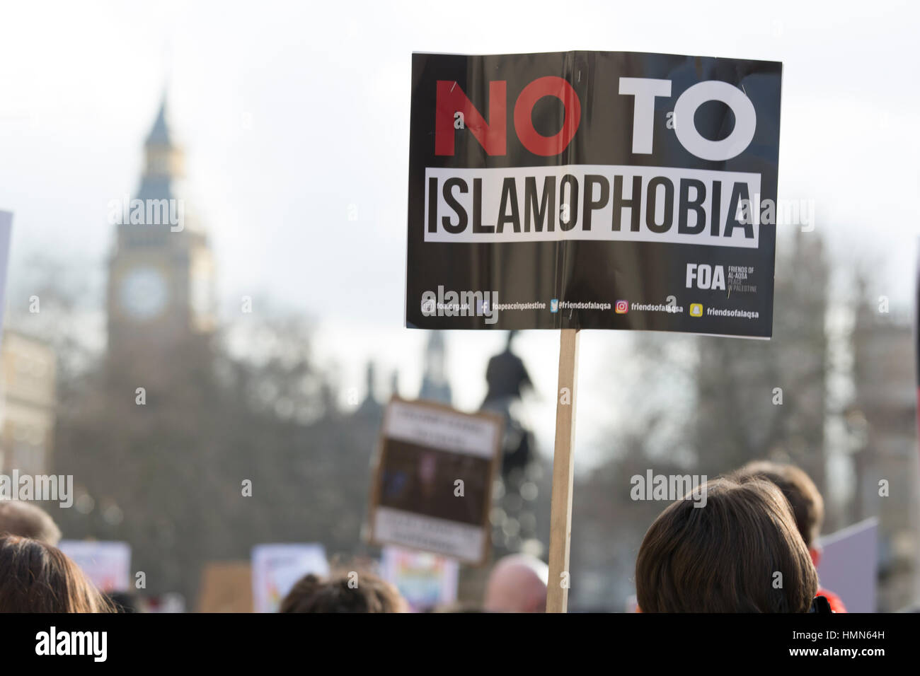 Londres, Royaume-Uni. 04 février 2017. Les gens dans une autre protestation contre mars président américain Donald Trump et son ordre exécutif qui interdisent l'immigration en provenance de sept pays musulmans. De nombreuses bannières contre PM Theresa mai et la relation spéciale entre le Royaume-Uni et les USA M Theresa May. © Laura De Meo / Alamy Live News Banque D'Images