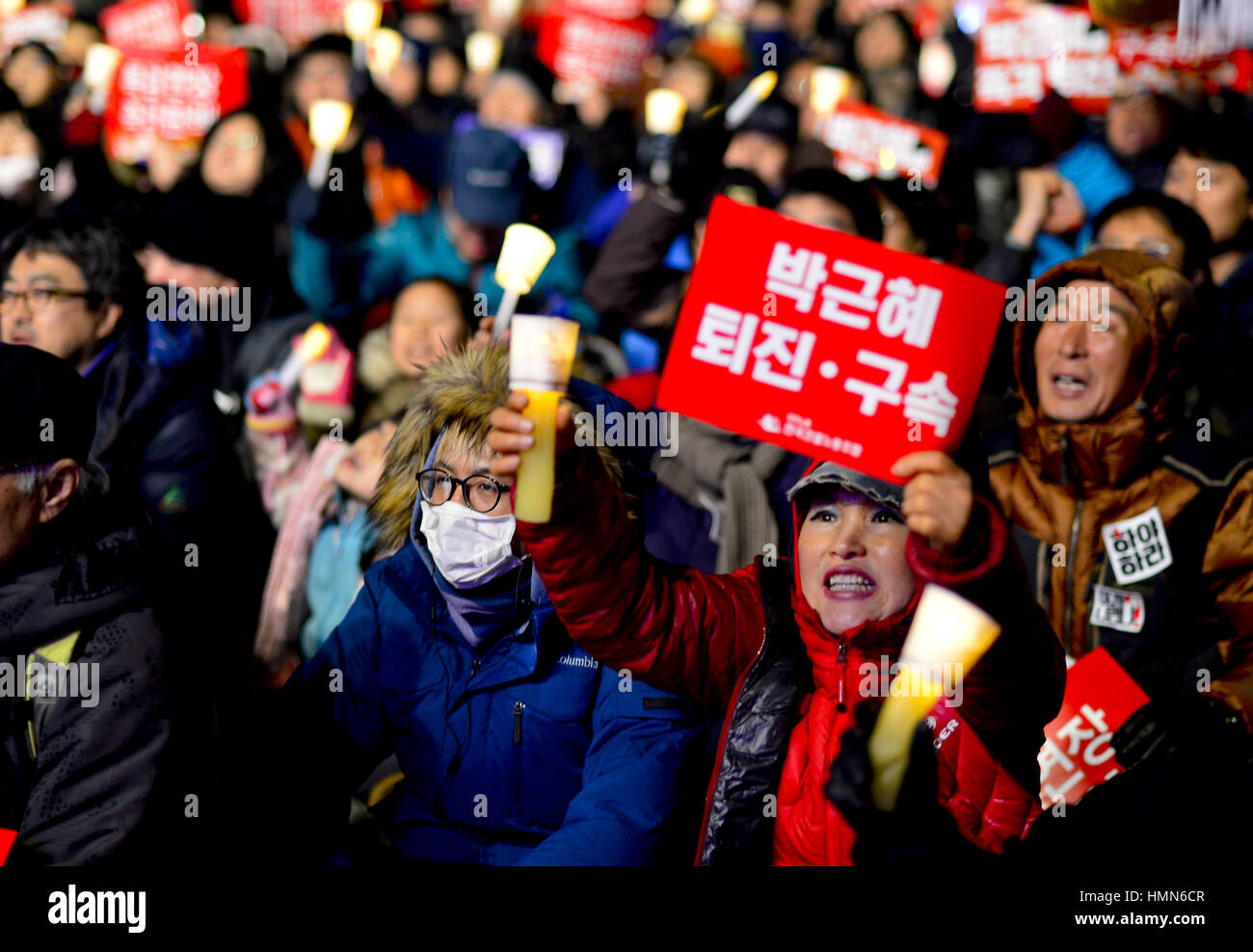 Séoul, Corée du Sud. Feb, 2017 4. Les gens de la Corée du Sud portent une bannière "la démission du président Park" Guen-Hye pendant le rallye contre le président Park Geun-hye sur la place de Gwanghwamun. Credit : Min Won-Ki/ZUMA/Alamy Fil Live News Banque D'Images