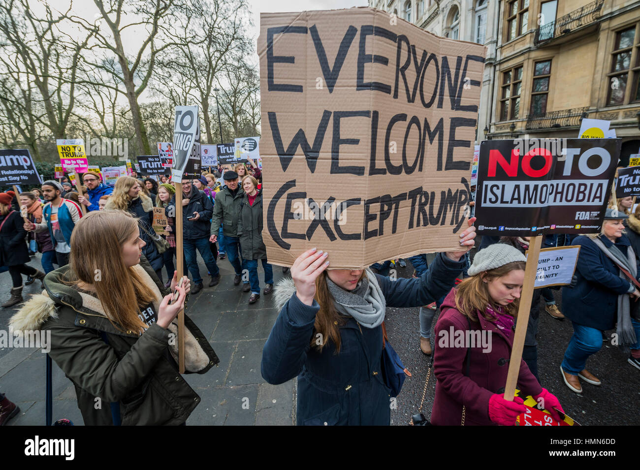 Londres, Royaume-Uni. 4 Février, 2017. Sur Piccadilly - une marche contre le racisme et pour l'interdiction de l'interdiction (contre l'immigration en provenance de certains pays pour les USA) est organisée par Stand Up au racisme et à l'appui de l'arrêt de la guerre et plusieurs syndicats. Il a déclaré à un rassemblement à l'ambassade américaine de Grosvenor Square et s'est retrouvé à Whitehall en dehors de Downing Street. Des milliers de personnes de toutes races et de tous âges ont participé. Crédit : Guy Bell/Alamy Live News Banque D'Images