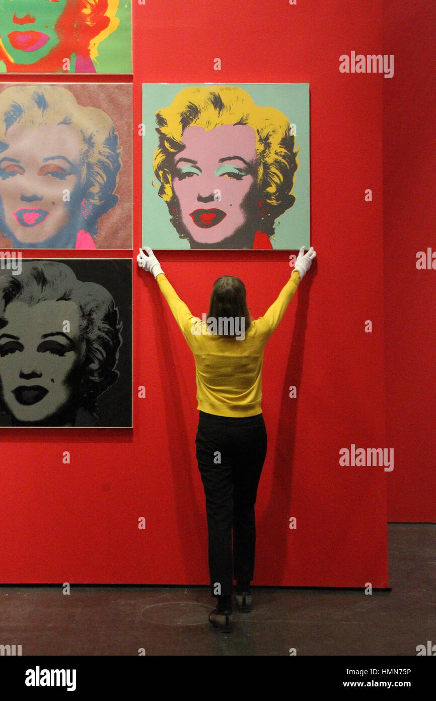 Londres, Royaume-Uni. 10 fév, 2017. Conservatrice du projet Catherine Daunt vérifie 10 'Marilyn' screenprints par Andy Warhol (1967) car ils sont installés dans le Musée britannique Sainsbury's Galerie d'exposition avant l'ouverture de l'exposition du Musée du rêve américain : pop de présenter le 9 mars. Crédit obligatoire : © 2016 The Andy Warhol Foundation for the Visual Arts, Inc./Artists Rights Society (ARS), New York et Londres, le SMECA Crédit : Roger Garfield/Alamy Live News Banque D'Images