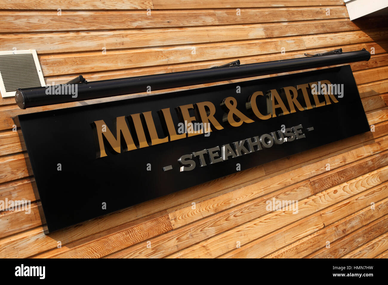 Miller et Carter - Miller et carter de chaîne de pub, qui a rejeté un demandeur d'emploi par l'envoi d'une 'pleurer' emoji message texte. La chaîne de restaurants demander le texte a été envoyé à 'erreur'. Crédit emoji pleurer : Sud Ouest Photos / Alamy Live News Banque D'Images