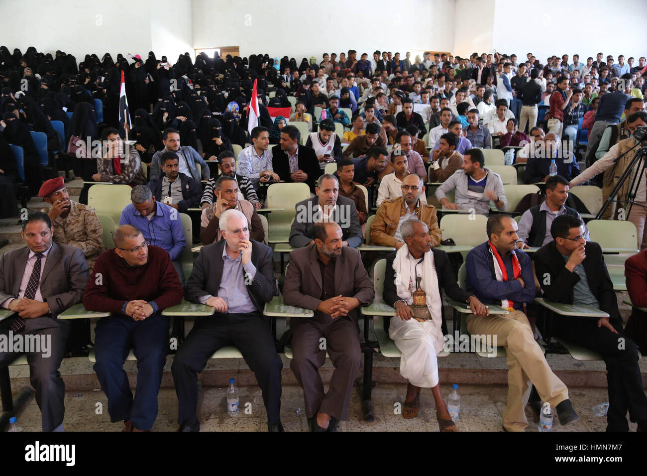 9 février 2017 - célébrations ont eu lieu dans le campus de l'université de la ville de Taiz pour commémorer le sixième anniversaire du Printemps arabe ainsi que la révolution yéménite qui a renversé l'ancien président Ali Abdullah Saleh. Les célébrations comprenant la présentation et discours, ont été suivies par les responsables politiques et militaires de même que des membres de la résistance Taiz (crédit Image : ©/Alseddik ImagesLive Abdulnasser via Zuma sur le fil) Banque D'Images