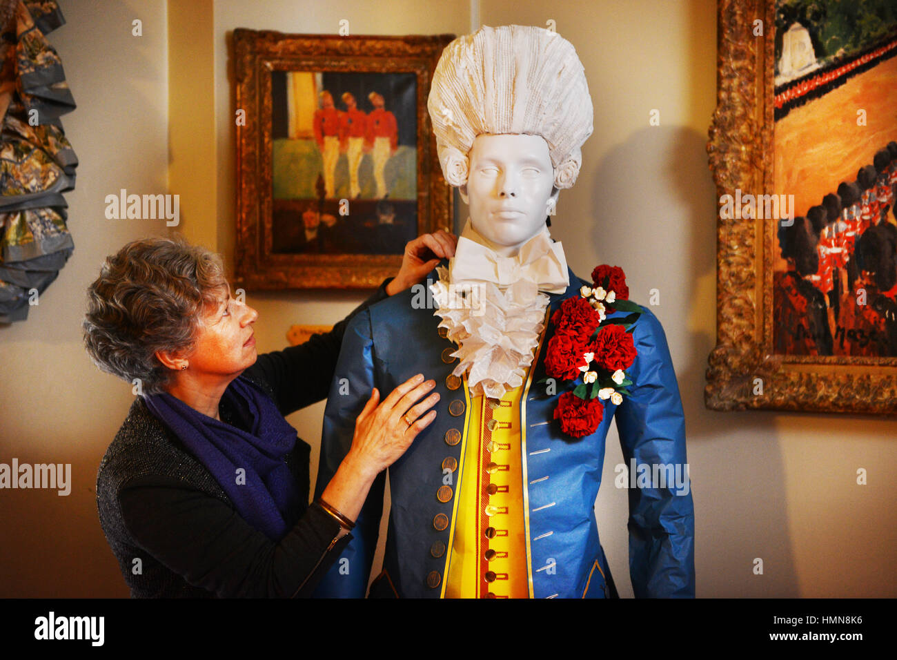 L'Oxfordshire, UK .10 fév 2017. Une passion pour l'exposition de mode à Blenheim Palace. 300 ans de style qui apparaît tout au long de l'Etat palais chambres Denise Watson papier contrôle ruff sur le papier qu'elle a fait des sculptures de costumes spécialement pour le spectacle. Exposition est présentée 11 Février - 23 avril Crédit : Richard Cave/Alamy Live News Banque D'Images