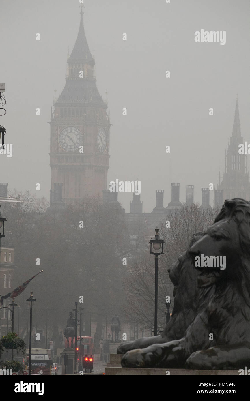Londres, Royaume-Uni. 10 fév, 2017. Une faible visibilité avec de grands bâtiments obscurcie, bruine et vent amer en gris Le centre de Londres. Credit : Malcolm Park editorial/Alamy Live News Banque D'Images